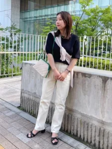 O CARDIGÃ NO PESCOÇO: O TRUQUE SE STYLING QUE DOMINOU O STREET STYLE 5 Cargiga nos ombros 3