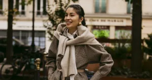 O CARDIGÃ NO PESCOÇO: O TRUQUE SE STYLING QUE DOMINOU O STREET STYLE 2 Cargiga nos ombros 4