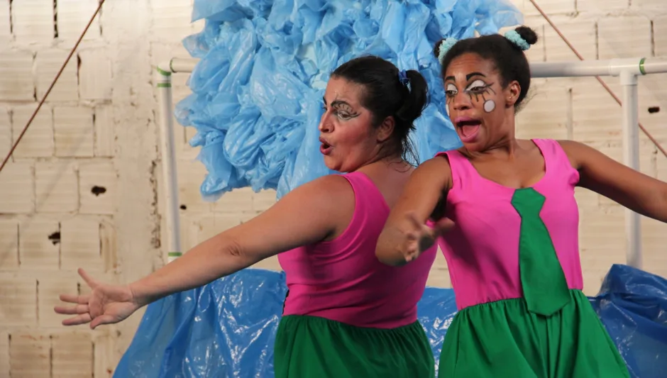 CATAVENTO LEVA TEATRO GRATUITO PARA CRECHE EM TIMÓTEO 2 Claudiane e Torosca d Foto Leo Coessens