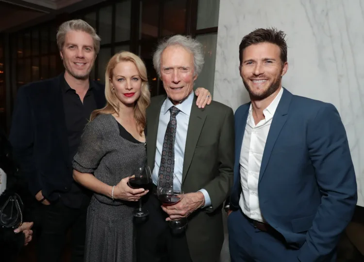 CLINT EASTWOOD: 10 FILMES ESSENCIAIS DE UMA LENDA DO CINEMA 4 Eastwood com 3 de seus 8 filhos Kyle Alison e Scott Divulgacao Arquivo Pessoal