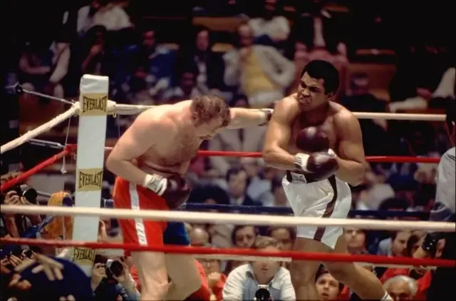 ROCKY – UM LUTADOR: OS BASTIDORES DO CLÁSSICO QUE COMPLETA 50 ANOS 3 Muhammad Ali e Chuck Wepner em 1975 Divulgacao Getty Images