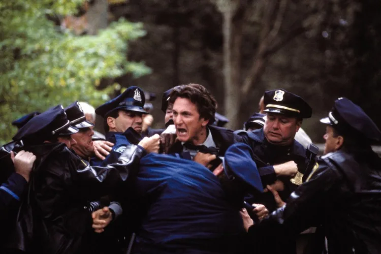 CLINT EASTWOOD: 10 FILMES ESSENCIAIS DE UMA LENDA DO CINEMA 10 Sobre Meninos e Lobos Divulgacao Warner Bros. Pictures