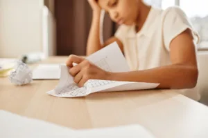 ALÉM DA "MANIA": O DESAFIO SILENCIOSO DO TOC NA ESCOLA E EM CASA. 2 licensed image