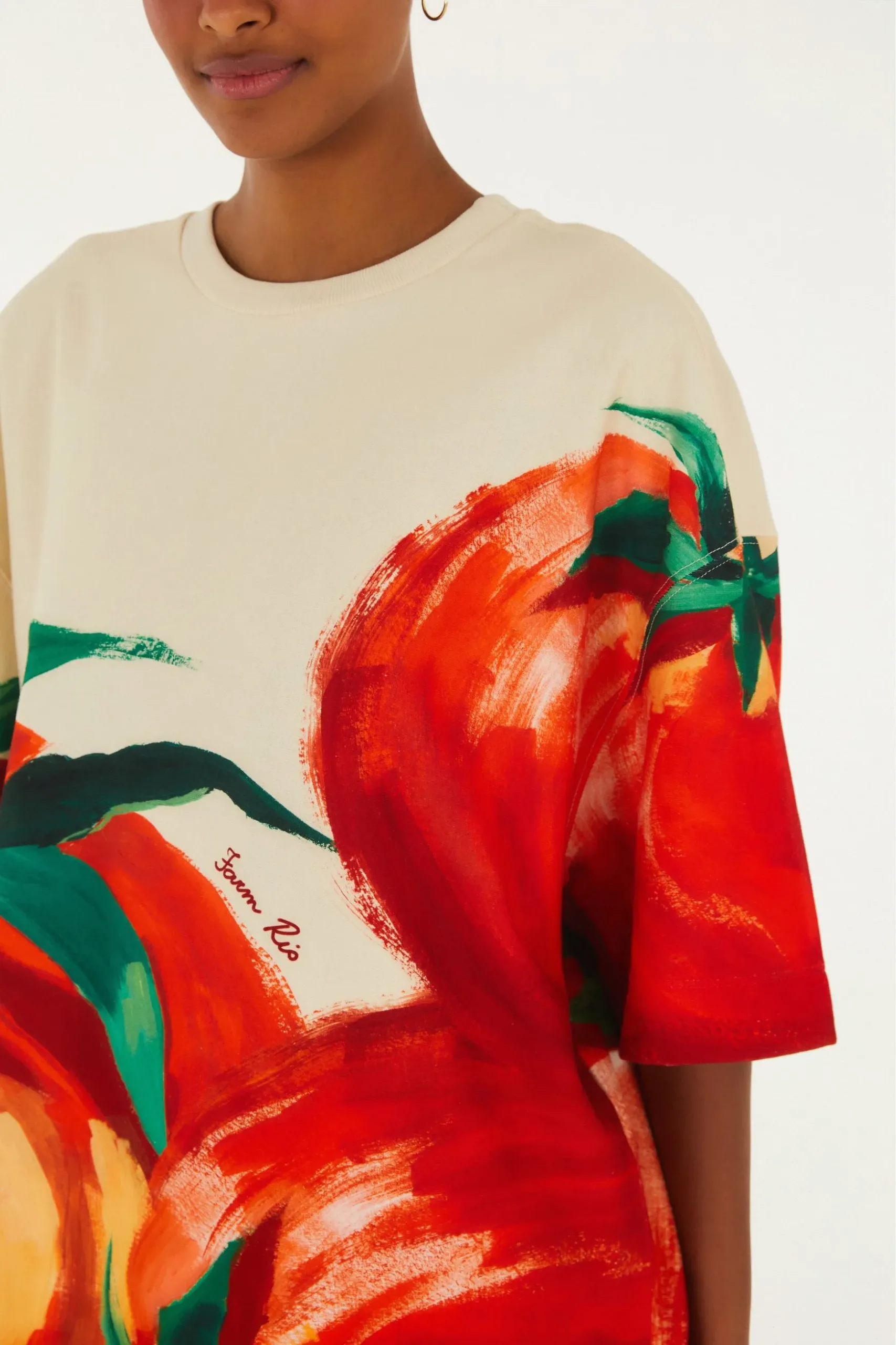 FRUTAS INVADEM A MODA (E A DECORAÇÃO) A TENDÊNCIA MAIS SABOROSA DA TEMPORADA 1 367055 57860 2 TSHIRT MOLETOM MAXI TOMATES scaled