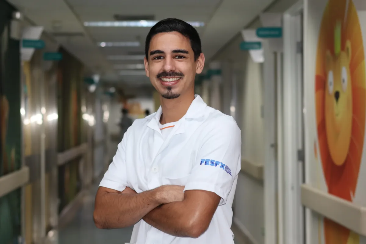 DA SALA DE AULA AO HOSPITAL: COMO O ESTÁGIO TRANSFORMA A FORMAÇÃO EM ENFERMAGEM 2 Aluno do Tecnico de Enfermagem Francisco Alves scaled e1785180496234