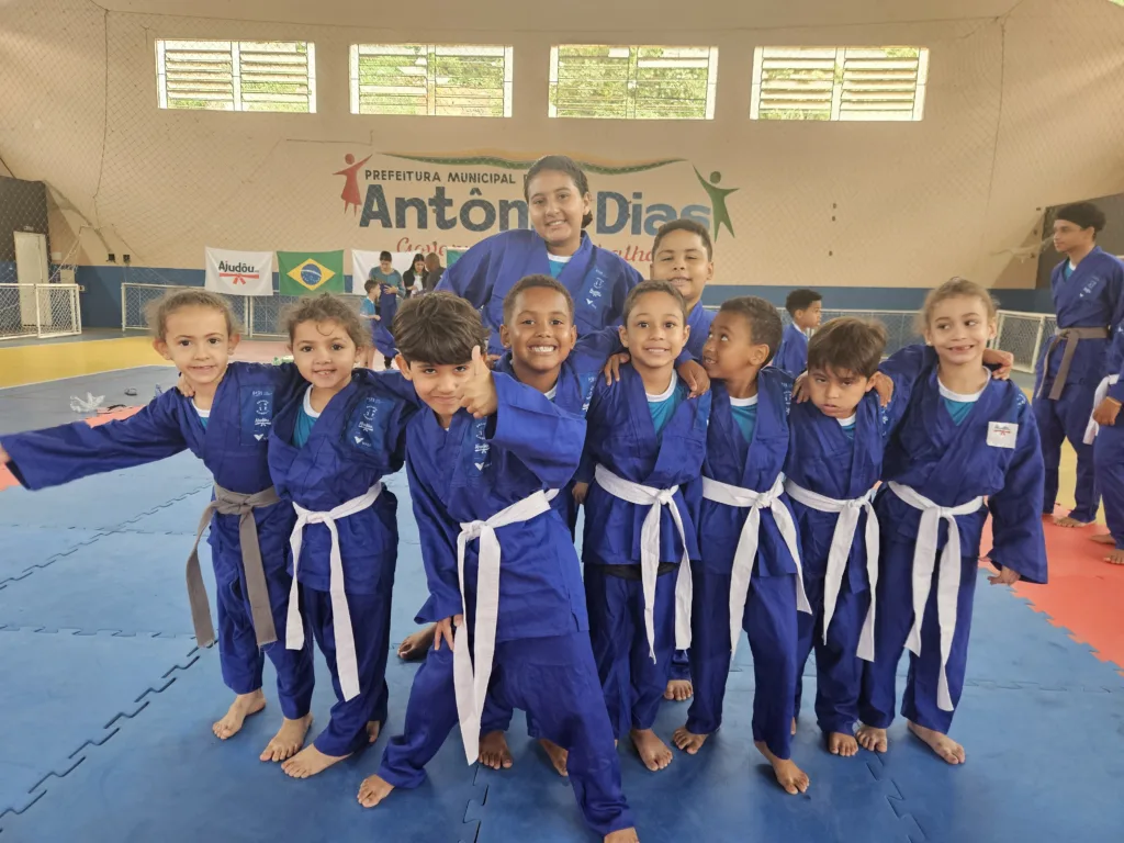 COM O PATROCÍNIO DA VALE E DA BEMISA, PROJETO AJUDÔU RETORNA TREINOS GRATUITOS DE ESPORTE A 700 BENEFICIÁRIOS NA REGIÃO 5 Divulgacao Beneficarios de Antonio Dias do Projeto Ajudou de 2025