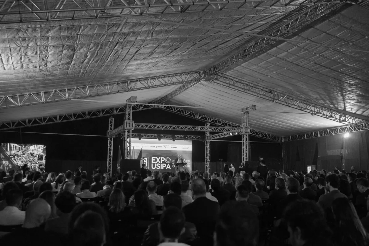 EXPO USIPA ABRE OFICIALMENTE A 36ª EDIÇÃO E HOMENAGEIA EMPRESAS PARCEIRAS POR SUA TRAJETÓRIA DE CONTRIBUIÇÃO AO DESENVOLVIMENTO DA INDÚSTRIA 2 Foto Jeysy Silva 1 scaled e1783537869413