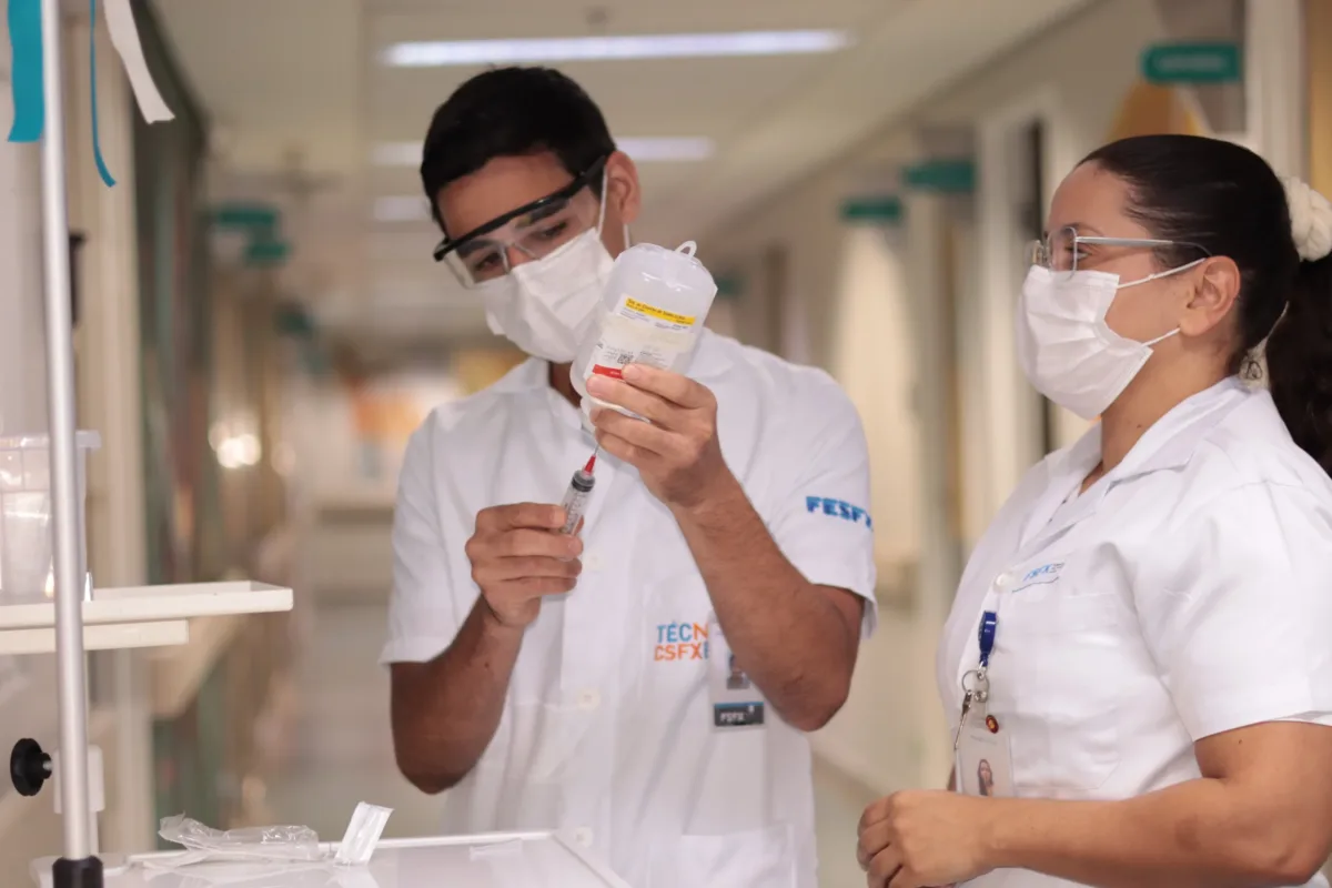 DA SALA DE AULA AO HOSPITAL: COMO O ESTÁGIO TRANSFORMA A FORMAÇÃO EM ENFERMAGEM 1 Francisco Alves e Tuane Silva scaled e1785180456753