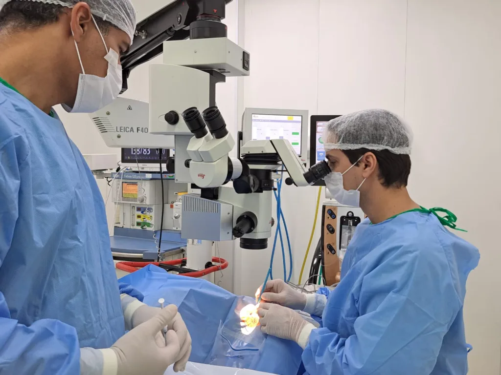 SAÚDE OCULAR: PREVENÇÃO E ACOMPANHAMENTO REGULAR SÃO ESSENCIAIS PARA PRESERVAR A VISÃO AO LONGO DA VIDA 4 Saude Ocular Procedimento no HMC conduzido por Dr. Alberto 1