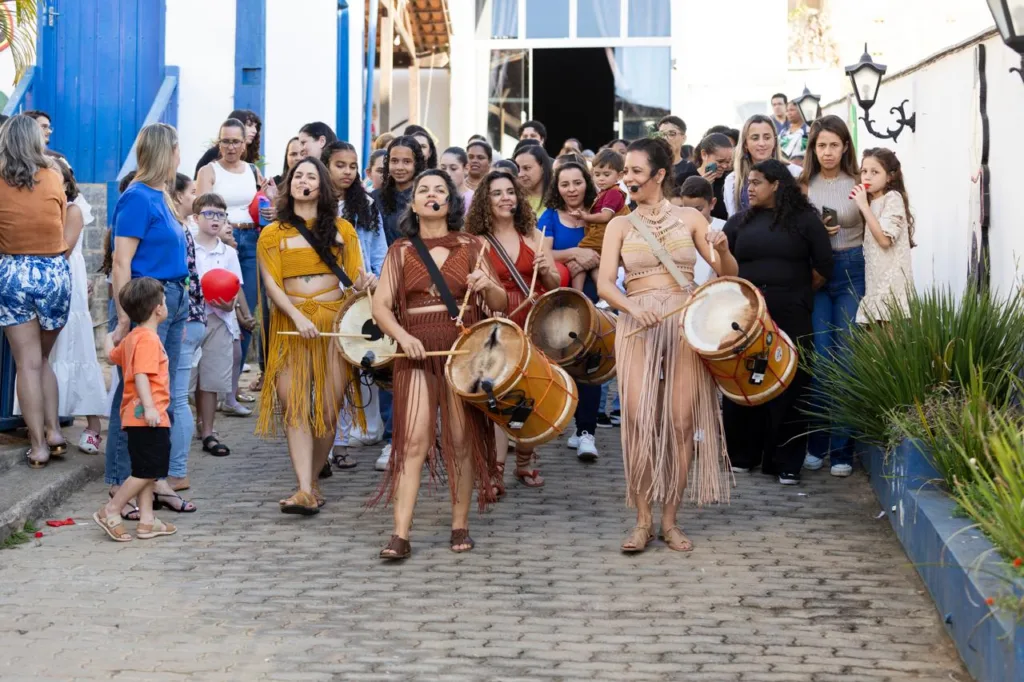 ATRIZES DO VALE DO AÇO ENCERRAM TEMPORADA DE FESTEJAS EM ARAÇUAI 5 Espetaculo Festejas Foto Nilmar Lage 2
