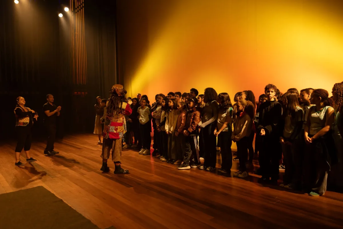 INSCRIÇÕES ABERTAS PARA VISITAS TEATRALIZADAS AO TEATRO USIMINAS 1 visita teatralizada teatro usiminas scaled e1788216825783