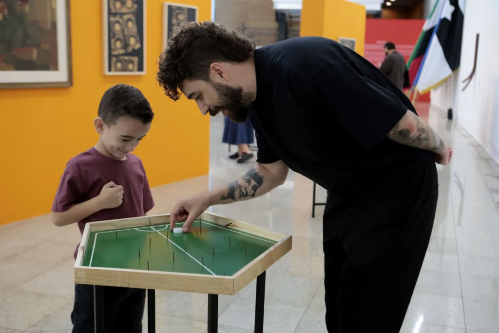 EXPOSIÇÃO INDÉDITA: ''PEITO DE AÇO'', REÚNE ARTE, MEMÓRIA E JOGO NA GALERIA DO TEATRO USIMINAS 2 Exposicao Peito de Aco 4 Damille Barros