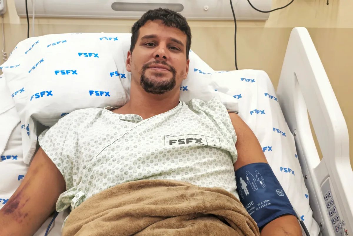 POR MEIO DA FSFX, UTIS ADULTO DO HOSPITAL MÁRCIO CUNHA UNEM TECNOLOGIA, QUALIFICAÇÃO E HUMANIZAÇÃO NO CUIDADO AOS PACIENTES CRÍTICOS DO SUS 2 Gleidson paciente scaled e1789416778427