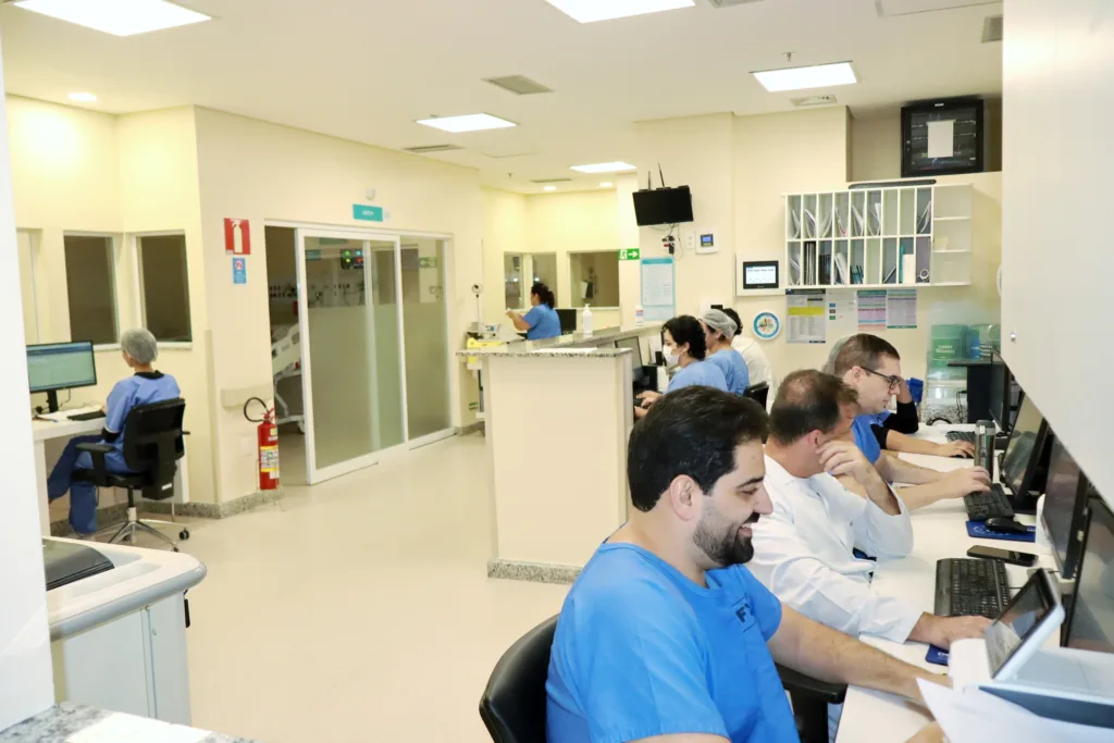 POR MEIO DA FSFX, UTIS ADULTO DO HOSPITAL MÁRCIO CUNHA UNEM TECNOLOGIA, QUALIFICAÇÃO E HUMANIZAÇÃO NO CUIDADO AOS PACIENTES CRÍTICOS DO SUS 3 UTI ADULTO HMC